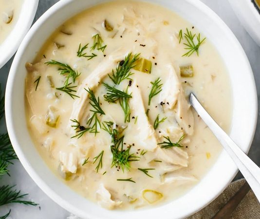 Yunan mutfağının en zarif ve karakteristik çorbalarından biri olan Avgolemono, hem ev sofralarında hem de restoran menülerinde son yıllarda giderek popülerleşiyor. Limonun ferahlatıcı aroması, yumurta ile oluşturulan kremamsı dokusu ve tavuk suyu ile birleşen dengeli tadı, bu çorbayı dünya mutfaklarında eşsiz bir konuma taşıyor. Türkiye’de de gastronomi meraklılarının ilgisini çeken Avgolemono, hem besleyici hem de lezzetli bir alternatif sunuyor. Bu çorba, Yunan mutfağının zarif tatlarını modern dünyaya tanıtan önemli bir lezzet olarak öne çıkıyor. Konulu bir haber görseli