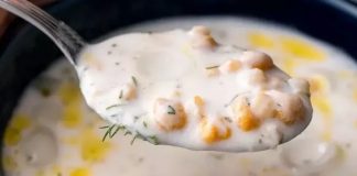 Ayranaşı Çorbası Sofraların Serinletici Ve Hafif Lezzeti Ayranaşı çorbası, Türk mutfağının özellikle yaz aylarında öne çıkan yöresel çorbalarından biri olarak dikkat çekiyor. Yoğurt ve unun birleşimiyle hazırlanan bu çorba, hem hafif hem de besleyici özellikleriyle sofralarda tercih ediliyor. Geleneksel tarifler kuşaktan kuşağa aktarılırken, modern mutfaklarda da yeniden yorumlanıyor. Ayranaşı çorbası, özellikle serinletici etkisi ve hafif yapısıyla kış aylarının yanı sıra yaz menülerinde de sıkça yer alıyor. Konulu bir haber görseli.