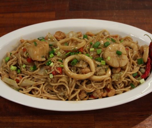 Deniz Mahsullü Noodle Çorbası Lezzeti Mutfağınıza Geliyor Deniz mahsullü noodle çorbası, dünya mutfakları arasında son yıllarda popülerliği hızla artan tariflerden biri olarak öne çıkıyor. Özellikle deniz ürünlerini sevenler için eşsiz bir lezzet sunan bu çorba, hem besleyici hem de pratik yapısıyla mutfakların vazgeçilmezlerinden biri haline geliyor. Noodle ve deniz mahsulleri kombinasyonu, farklı kültürlerin mutfak anlayışını bir araya getirerek damaklarda unutulmaz bir tat bırakıyor. Konulu bir haber görseli.