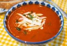 Domates Çorbası Kış Sofralarının Vazgeçilmez Lezzeti Olmaya Devam Ediyor Türk mutfağının en sevilen ve en sık tüketilen çorbalarından biri olan domates çorbası, hem hafif yapısıyla hem de pratik hazırlanışıyla bu kış yine sofraların yıldızı oldu. Mevsim fark etmeksizin yıl boyunca tüketilebilse de özellikle soğuk günlerde sıcak bir kâse domates çorbası pek çok kişi için hem doyurucu hem de rahatlatıcı bir seçenek sunuyor. Uzmanlara göre içerdiği vitaminler sayesinde bağışıklığı destekleyen bu çorba, özellikle doğal ve taze malzemelerle hazırlandığında sağlık açısından önemli katkılar sağlıyor. Konulu bir haber görseli.