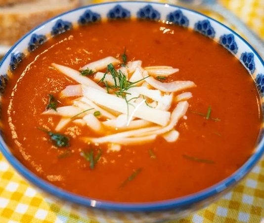 Türk mutfağının en sevilen ve en sık tüketilen çorbalarından biri olan domates çorbası, hem hafif yapısıyla hem de pratik hazırlanışıyla bu kış yine sofraların yıldızı oldu. Mevsim fark etmeksizin yıl boyunca tüketilebilse de özellikle soğuk günlerde sıcak bir kâse domates çorbası pek çok kişi için hem doyurucu hem de rahatlatıcı bir seçenek sunuyor. Uzmanlara göre içerdiği vitaminler sayesinde bağışıklığı destekleyen bu çorba, özellikle doğal ve taze malzemelerle hazırlandığında sağlık açısından önemli katkılar sağlıyor. Konulu bir haber görseli.