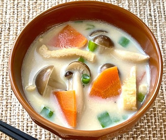 Dünya Çorbalarının Yükselen Lezzet Yolculuğu Dünya mutfağı, farklı kültürlerin kendine özgü tatlarını yansıtan en önemli gastronomi alanlarından biri olarak kabul ediliyor. Çorbalar ise bu kültürel mirasın başlangıç noktalarından biri hâline gelmiş durumda. Sıcak, soğuk, kremalı, ekşi, baharatlı veya fermente… Her ülke kendi tarihini ve yaşam tarzını çorbalarına yansıtarak benzersiz bir gastronomik kimlik oluşturuyor. Bu lezzetlerin günümüzde dünya genelinde giderek yaygınlaşması, insanların sadece yemek yemekten ziyade bir kültür yolculuğuna çıkmak istediğini de gösteriyor. Çorbaların taşıdığı anlam ve dokular, globalleşen mutfaklarda hem restoranların hem de evlerin vazgeçilmez bir parçası hâline gelmeye devam ediyor. Konulu bir haber görseli.