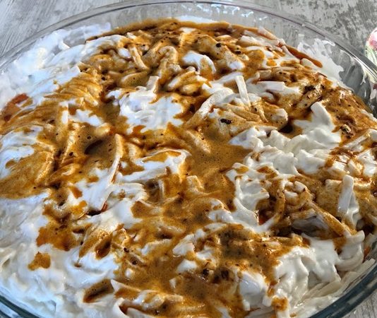 Dünyanın Lezzet Köprüsü Erişte ve Mantıdan İtalyan Makarnalarına Gastronomi Şöleni Erişte ve Mantı gibi Türk mutfağının köklü lezzetleri ile İtalyan gastronomisinin yedi ikonik yemeği (Makarna Graten, Tagliatelle, Ravioli, Fettucine Alfredo, Fırında Lazanya, Penne Arabiata, Spagetti Bolonez) arasındaki kültürel ve mutfak benzerlikleri ve farklılıkları, hamur işlerinin evrensel çekiciliğini kanıtlar niteliktedir. Bu geniş kapsamlı haberimizde, Anadolu’dan İtalya’ya uzanan bu lezzet köprüsünü inceliyor, her bir yemeğin tarihini, hazırlanışını ve sofralardaki yerini detaylı bir şekilde karşılaştırıyoruz. Bu dokuz başyapıt, makarna ve doldurulmuş hamur işlerinin zengin çeşitliliğini ve derin kültürel mirasını gözler önüne seriyor. Konulu bir haber görseli.