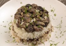 Dünyanın Sofraları Etli Pilavdan İtalyan Makarnalarına Ana Yemeklerin Evrimi Etli Pilav, Türk mutfağının baş tacı olarak, makarna ve hamur işleriyle birlikte dünya gastronomisinin doyuruculuk ve lezzet arayışını temsil eder. Sebzeli Makarna, Kıymalı Makarna, Erişte ve Mantı gibi Türk klasikleri ile İtalyan mutfağının sekiz ikonik yemeği (Makarna Graten, Tagliatelle, Ravioli, Fettucine Alfredo, Fırında Lazanya, Penne Arabiata, Spagetti Bolonez) arasındaki kültürel farklılıklar ve benzerlikler, ana yemek kültürünün zenginliğini ortaya koyar. Bu kapsamlı haberimizde, pirinç ve hamur merkezli bu on bir başyapıtın tarihini, hazırlanışını ve sofralardaki yerini detaylıca inceliyoruz. Konulu bir haber görseli.