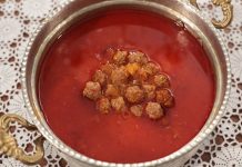 Ekşili köfte çorbası, Türk mutfağının yöresel çorbaları arasında hem lezzeti hem de besleyiciliği ile öne çıkan bir tarif olarak sofralarda yer alıyor. Özellikle İç Anadolu ve Doğu Anadolu bölgelerinde sıkça yapılan bu çorba, ekşi tadı ve küçük köfteleri ile biliniyor. Çorbanın kendine özgü aroması, yoğurt veya limon gibi ekşi unsurların uyumu ile ortaya çıkıyor. Ekşili köfte çorbası, hem ana yemek öncesi hem de hafif öğünlerde tercih edilen doyurucu bir seçenek olarak dikkat çekiyor. Konulu bir haber görseli.