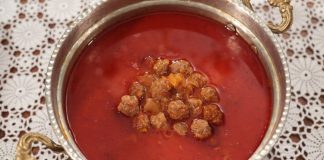 Ekşili köfte çorbası, Türk mutfağının yöresel çorbaları arasında hem lezzeti hem de besleyiciliği ile öne çıkan bir tarif olarak sofralarda yer alıyor. Özellikle İç Anadolu ve Doğu Anadolu bölgelerinde sıkça yapılan bu çorba, ekşi tadı ve küçük köfteleri ile biliniyor. Çorbanın kendine özgü aroması, yoğurt veya limon gibi ekşi unsurların uyumu ile ortaya çıkıyor. Ekşili köfte çorbası, hem ana yemek öncesi hem de hafif öğünlerde tercih edilen doyurucu bir seçenek olarak dikkat çekiyor. Konulu bir haber görseli.