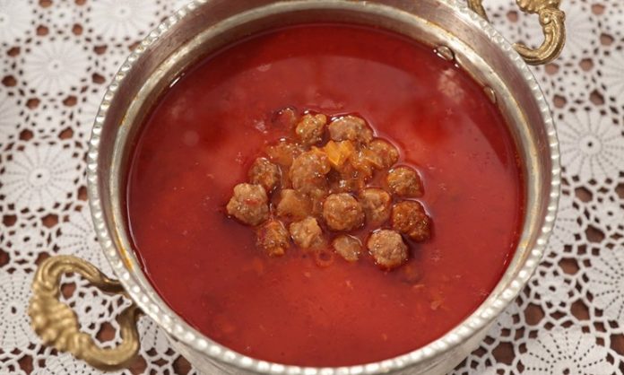 Ekşili köfte çorbası, Türk mutfağının yöresel çorbaları arasında hem lezzeti hem de besleyiciliği ile öne çıkan bir tarif olarak sofralarda yer alıyor. Özellikle İç Anadolu ve Doğu Anadolu bölgelerinde sıkça yapılan bu çorba, ekşi tadı ve küçük köfteleri ile biliniyor. Çorbanın kendine özgü aroması, yoğurt veya limon gibi ekşi unsurların uyumu ile ortaya çıkıyor. Ekşili köfte çorbası, hem ana yemek öncesi hem de hafif öğünlerde tercih edilen doyurucu bir seçenek olarak dikkat çekiyor. Konulu bir haber görseli.