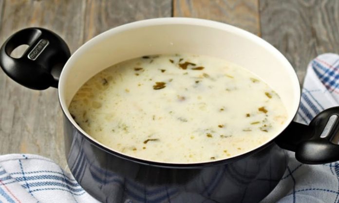 Erzurum ayran çorbası, Anadolu’nun soğuk iklimine uyum sağlamış en besleyici ve en köklü yemeklerinden biri olarak bir kez daha gündemde. Özellikle kış aylarında hem pratik hazırlanması hem de doyurucu yapısıyla dikkat çeken bu geleneksel lezzet, yöre halkının sofra kültüründe önemli bir yer tutmaya devam ediyor. Son yıllarda yerel gastronomiye artan ilgi sayesinde Erzurum ayran çorbası restoran menülerinde daha fazla görünür hale gelirken, evlerde de yeniden daha sık pişirilmeye başladı. Konulu bir haber görseli.