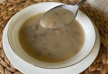 Et Suyu Çorbası Soğuk Mevsimde Yeniden Popülerlik Kazanıyor Kış aylarının etkisini göstermesiyle birlikte Türk mutfağının geleneksel lezzetlerinden biri olan et suyu çorbası, hem evlerde hem restoranlarda yeniden en çok tercih edilen tarifler arasına girdi. Besleyici yapısı, yoğun aroması ve sağlık açısından sunduğu faydalar ile dikkat çeken çorba; özellikle soğuk havalarda bağışıklığı destekleyen önemli yemeklerden biri olarak görülüyor. Uzmanlar, doğal yöntemlerle hazırlanmış et suyu çorbasının vücudu güçlendirdiğini, enerji verdiğini ve sindirim sistemini desteklediğini ifade ediyor. Bu nedenle çorba, hem yetişkinler hem de çocuklar için ideal bir seçenek olarak kabul ediliyor. Konulu bir haber görseli