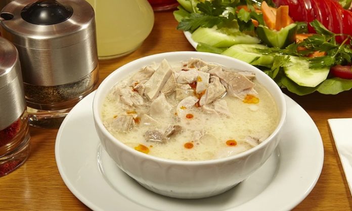 İşkembe Çorbası Gelenekten Sofralara Şifa ve Lezzet Türk mutfağının en eski ve karakteristik çorbalarından biri olan işkembe çorbası, özellikle soğuk kış günlerinde sofraların vazgeçilmez lezzeti olarak öne çıkıyor. Hem besleyici hem de enerji verici özelliğiyle bilinen bu çorba, tarih boyunca şifa amaçlı tüketilen tarifler arasında yer alıyor. Özellikle kemik ve işkembe etinden elde edilen doğal suyu ile hazırlanan çorba, protein ve vitamin açısından oldukça zengin. Uzmanlar, bağışıklık sistemini güçlendirmek ve vücudu desteklemek isteyenlerin işkembe çorbasını düzenli olarak tüketmesini öneriyor. Konulu bir haber görseli.