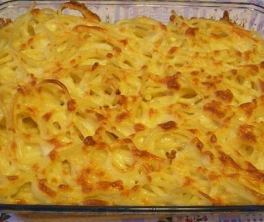 İtalyan Fırın ve Tencere Makarnalarının Yedi Harikası Makarna Graten’den Bolognese’e İtalyan mutfağı, makarna sanatı etrafında şekillenmiş, lezzet, gelenek ve çeşitlilik sunan dünya çapında bir fenomendir. Bu geniş gastronomi yelpazesinin en önemli yedi ikonik yemeği, hem İtalya’nın bölgesel farklılıklarını hem de pişirme tekniklerindeki ustalığını gözler önüne serer. Makarna Graten, Tagliatelle, Ravioli, Fettucine Alfredo, Fırında Lazanya, Penne Arabiata ve Spagetti Bolonez... Bu yedi başyapıt, İtalyan mutfak kültürünün derinliğini ve evrensel çekiciliğini temsil eder. Bu kapsamlı haberimizde, bu yedi klasik yemeğin tarihini, hazırlanışını ve sofralardaki yerlerini inceliyoruz. Konulu bir haber görseli.