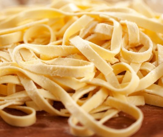 İtalyan mutfağı, dünya gastronomisinin en köklü ve en sevilen geleneklerinden biridir. Bu zenginliğin temelinde yatan makarna kültürü, her biri farklı bir bölgeyi ve tat profilini temsil eden altı ikonik yemekle doruk noktasına ulaşır. Tagliatelle, Ravioli, Fettucine Alfredo, Fırında Lazanya, Penne Arabiata ve Spagetti Bolonez... Bu altılı, İtalya'nın mutfak sanatındaki çeşitliliğini, emek yoğun hazırlanışını ve derin lezzet katmanlarını gözler önüne serer. Bu kapsamlı haberimizde, bu altı başyapıtın tarihini, hazırlanışını ve kültürel önemini detaylıca inceliyoruz. Konulu bir haber görseli.