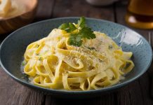 İtalyan Makarnalarının Dört Büyük İkonu Alfredo Lazanya Arabiata ve Bolonez İtalyan mutfağı, lezzetin ve sadeliğin birleştiği bir sanat formudur ve bu mutfak geleneğinin en bilinen dört ikonik yemeği vardır. Bu yemekler, Fettucine Alfredo'nun kremsi zenginliğinden, Penne Arabiata'nın ateşli acılığına, Spagetti Bolonez'in doyurucu derinliğine ve Fırında Lazanya'nın katmanlı ihtişamına kadar uzanan geniş bir lezzet yelpazesi sunar. Her biri İtalya'nın farklı bir bölgesini ve gastronomik yönelimini temsil eden bu dört başyapıt, dünya sofralarında hak ettikleri yerlerini almıştır. Bu kapsamlı haberimizde, bu dört klasik makarnanın tarihini, hazırlanışını ve benzersiz özelliklerini inceliyoruz. Konulu bir haber görseli.