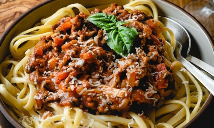 İtalyan Mutfağının Efsane Lezzeti Spagetti Bolonez'in Sırları Klasik İtalyan Mutfağının Taçsız Kralı Spagetti Bolonez'in Sırrı ve Hikayesi Spagetti Bolonez, dünya mutfaklarının en popüler ve sevilen yemeklerinden biridir. İtalya'nın Bolonya bölgesinden çıkan bu klasik tarif, sadece bir yemek olmaktan öte, nesiller boyu aktarılan bir mutfak kültürü mirasıdır. Basit gibi görünse de, gerçek bir Bolonez sosu hazırlamak, sabır, doğru malzemeler ve belirli pişirme teknikleri gerektirir. Bu lezzetli yemeğin ardındaki derin hikayeyi ve onu bu kadar özel yapan incelikleri keşfetmeye hazır olun. Konulu bir haber görseli.