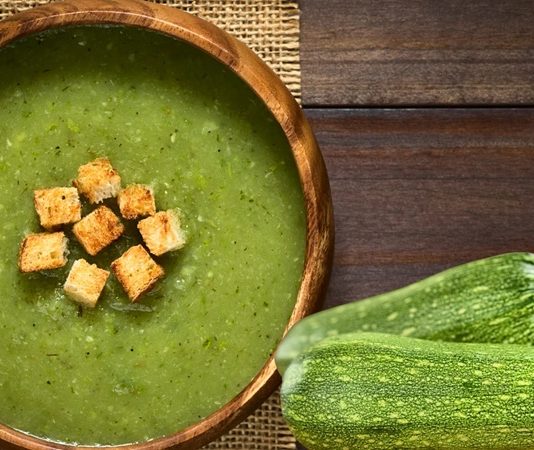 Kış aylarının gelmesiyle birlikte beslenme uzmanları ve şeflerin önerdiği sebze çorbaları arasında ıspanak çorbası yeniden öne çıkmaya başladı. Hem vitamin açısından zengin olması hem de hafif dokusuyla tercih edilen bu çorba, özellikle bağışıklığın zayıfladığı dönemlerde büyük ilgi görüyor. Son haftalarda hem restoran menülerinde hem de ev yemeklerinde daha sık yer alması, ıspanak çorbası trendinin güçlendiğini gösteriyor. Konulu bir haber görseli.