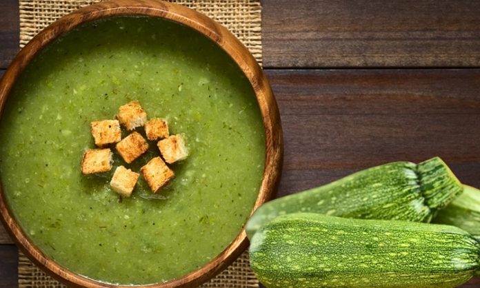 Kabak Çorbası Kış Aylarının En Hafif ve Ekonomik Lezzeti Haline Geldi Kış aylarının gelmesiyle birlikte beslenme uzmanları ve şeflerin önerdiği sebze çorbaları arasında ıspanak çorbası yeniden öne çıkmaya başladı. Hem vitamin açısından zengin olması hem de hafif dokusuyla tercih edilen bu çorba, özellikle bağışıklığın zayıfladığı dönemlerde büyük ilgi görüyor. Son haftalarda hem restoran menülerinde hem de ev yemeklerinde daha sık yer alması, ıspanak çorbası trendinin güçlendiğini gösteriyor. Konulu bir haber görseli.