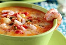 Deniz ürünleri severler için vazgeçilmez bir seçenek olan karides çorbası, hem hafif hem de besleyici yapısıyla sofralarda öne çıkıyor. İçerdiği taze karides, çeşitli sebzeler ve aromatik baharatlar sayesinde hem lezzet hem de sağlık açısından zengin bir öğün sunuyor. Özellikle akşam yemeklerinde ya da özel davetlerde başlangıç olarak tercih edilen bu çorba, deniz mahsullerinin doğal aromasıyla öne çıkıyor. Konulu bir haber görseli.