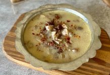 Kelle Paça Çorbası: Soğuk Günlerin Şifa Kaynağı ve Geleneksel Lezzeti Türk mutfağının en karakteristik ve besleyici çorbalarından biri olan kelle paça çorbası, özellikle kış aylarında sofraların vazgeçilmez lezzeti olarak ön plana çıkıyor. Hem doyurucu yapısı hem de sağlık açısından sunduğu faydalarla bilinen bu çorba, nesiller boyunca sofralarda yerini korumuş durumda. Kemik, kelle ve paça etinden elde edilen doğal suyu ile hazırlanan çorba, hem şifa verici özellikleri hem de yoğun aromasıyla dikkat çekiyor. Uzmanlar, özellikle bağışıklık sistemini güçlendirmek isteyenlerin ve soğuk algınlığıyla mücadele edenlerin kelle paça çorbasını tüketmesini öneriyor. Konulu bir haber görseli.