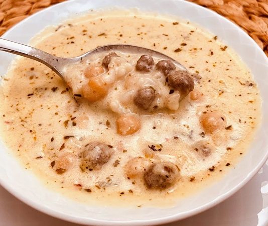 Kırklareli Köfteli Çorba Yöresel Lezzetlerin Vazgeçilmezi Kırklareli köfteli çorba, Trakya mutfağının özgün lezzetlerinden biridir ve yöresel çorba çeşitleri arasında özel bir yere sahiptir. Küçük köfteler ve sebzelerle hazırlanan bu çorba, hem doyurucu hem de besleyici yapısıyla öne çıkar. Özellikle kış aylarında sofralarda sıkça tercih edilen Kırklareli köfteli çorba, geleneksel tarifleriyle nesiller boyu hazırlanarak kültürel bir miras niteliği taşır. Konulu bir haber görseli.