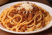 Kıymalı Makarna, Erişte ve Mantı gibi Türk mutfağının geleneksel lezzetleri ile İtalyan gastronomisinin yedi büyük ikonu (Makarna Graten, Tagliatelle, Ravioli, Fettucine Alfredo, Fırında Lazanya, Penne Arabiata, Spagetti Bolonez) arasındaki kültürel benzerlikler ve farklılıklar, hamur işlerinin dünya çapındaki evrimini gösterir. Bu kapsamlı haberimizde, kıyma kullanımının merkezde olduğu bu dokuz başyapıtın tarihini, hazırlanışını ve sofralardaki yerini inceliyoruz. Bu yemekler, Anadolu’dan İtalya’ya uzanan mutfak mirasının ve lezzet çeşitliliğinin mükemmel bir kanıtıdır. Konulu bir haber görseli.