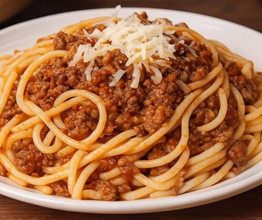 Kıymalı Makarna, Erişte ve Mantı gibi Türk mutfağının geleneksel lezzetleri ile İtalyan gastronomisinin yedi büyük ikonu (Makarna Graten, Tagliatelle, Ravioli, Fettucine Alfredo, Fırında Lazanya, Penne Arabiata, Spagetti Bolonez) arasındaki kültürel benzerlikler ve farklılıklar, hamur işlerinin dünya çapındaki evrimini gösterir. Bu kapsamlı haberimizde, kıyma kullanımının merkezde olduğu bu dokuz başyapıtın tarihini, hazırlanışını ve sofralardaki yerini inceliyoruz. Bu yemekler, Anadolu’dan İtalya’ya uzanan mutfak mirasının ve lezzet çeşitliliğinin mükemmel bir kanıtıdır. Konulu bir haber görseli.