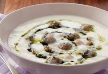 Lebeniye Çorbası Geleneksel Tatlarıyla Sofralarda Yeniden Gözde Lebeniye çorbası, Türk mutfağının yöresel lezzetleri arasında kendine özgü bir yere sahip. Özellikle Doğu ve Güneydoğu Anadolu bölgelerinde köklü bir geleneğe sahip olan bu çorba, hem besleyici hem de doyurucu bir yapıya sahip olmasıyla biliniyor. Yoğurt ve nohut kullanımıyla hazırlanan lebeniye çorbası, sofralarda hem ana yemek öncesi hem de hafif öğün olarak tercih ediliyor. Geleneksel tariflerin modern mutfaklarda yeniden yorumlanması, bu çorbanın popülerliğini artırıyor. Konulu bir haber görseli.