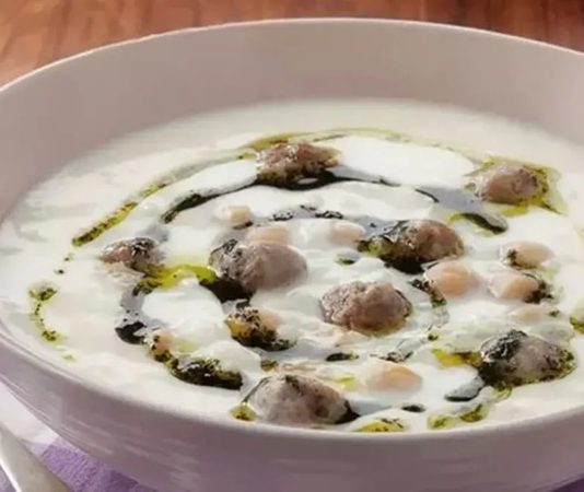 Lebeniye çorbası, Türk mutfağının yöresel lezzetleri arasında kendine özgü bir yere sahip. Özellikle Doğu ve Güneydoğu Anadolu bölgelerinde köklü bir geleneğe sahip olan bu çorba, hem besleyici hem de doyurucu bir yapıya sahip olmasıyla biliniyor. Yoğurt ve nohut kullanımıyla hazırlanan lebeniye çorbası, sofralarda hem ana yemek öncesi hem de hafif öğün olarak tercih ediliyor. Geleneksel tariflerin modern mutfaklarda yeniden yorumlanması, bu çorbanın popülerliğini artırıyor. Konulu bir haber görseli.