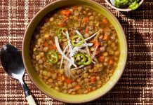 Lentejas, İspanya’nın yüzyıllardır süregelen yemek kültüründe önemli bir yere sahip olan, hem besleyici hem de duygusal yönü güçlü bir çorba‐yahni türüdür. Bugün dünyanın birçok noktasında tanınan bu yemek, yalnızca içeriğiyle değil, İspanyol halkının gündelik yaşamına ve kültürel ritüellerine işleyen anlamıyla da dikkat çeker. Son yıllarda sağlıklı beslenme akımlarının öne çıkmasıyla birlikte lentejas yeniden popülerlik kazanmış, özellikle bitkisel protein kaynağı arayanların favori tariflerinden biri hâline gelmiştir. Bu yükseliş yalnızca gastronomik bir ilgi değil, aynı zamanda köklü bir kültürel geleneğin yeniden hatırlanması anlamına da gelir. Konulu bir haber görseli.