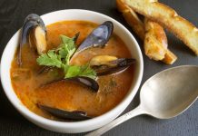 Denizden Sofralara Gelen Zarif Lezzet, Midye Çorbası Deniz ürünleri severler için özel bir seçenek olan midye çorbası, hem hafif hem de besleyici yapısıyla sofralarda öne çıkıyor. Taze midye, aromatik baharatlar ve çeşitli sebzelerle birleştiğinde hem lezzet hem de sağlık açısından zengin bir öğün sunuyor. Özellikle akşam yemeklerinde veya özel davetlerde başlangıç olarak tercih edilen bu çorba, denizden gelen doğal tatları sofralara taşıyor. Konulu bir haber görseli.