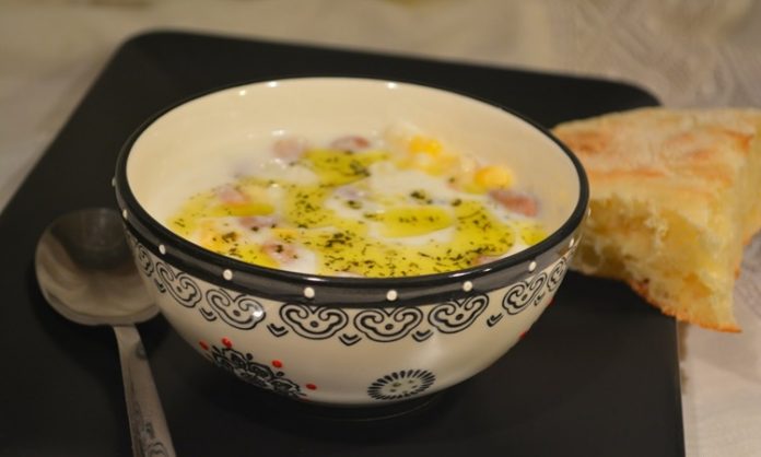 Anadolu mutfağının en eski tariflerinden biri olan mısır yarmalı çorba, özellikle Karadeniz ve Doğu Anadolu bölgelerinde nesilden nesile aktarılarak günümüze ulaşmış bir lezzet olarak biliniyor. Mısırın tarih boyunca bölgede temel besin kaynaklarından biri olması, çorbanın kültürel yolculuğunda büyük rol oynamış durumda. Köylerde, yaylalarda ve geleneksel sofralarda sıklıkla tüketilen bu çorba, özellikle uzun kış aylarında hem doyurucu hem de ısıtıcı özelliğiyle dikkat çekiyor. Konulu bir haber görseli.