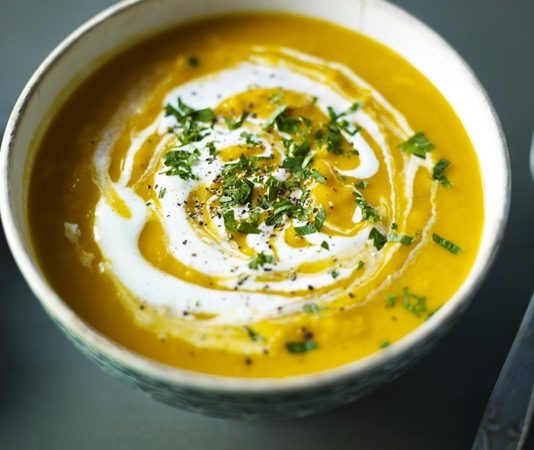 Hindistan mutfağının en renkli ve aromatik çorbalarından biri olan Mulligatawny, son yıllarda dünya mutfağında yeniden popülerleşiyor. Baharatlı, kremamsı ve besleyici yapısıyla öne çıkan bu çorba, hem restoran menülerinde hem de ev yapımı tariflerde ilgi görüyor. İngiliz sömürge döneminde popülerlik kazanan Mulligatawny, günümüzde modern mutfaklarda farklı yorumlarla sunuluyor. Türkiye’de de gastronomi meraklılarının ilgisini çeken bu çorba, hem geleneksel Hindistan lezzetini hem de çağdaş tatları bir araya getiriyor. Konulu bir haber görseli.