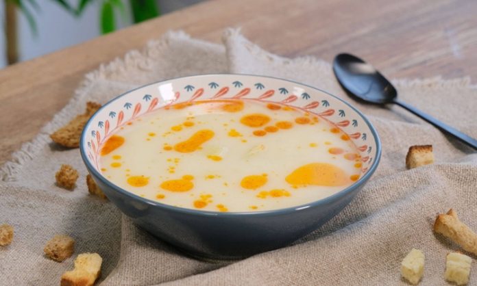 Patates Çorbası Mevsimin En Sıcak ve Ekonomik Lezzeti Olmaya Devam Ediyor Kış aylarının kendini iyice hissettirmesiyle birlikte sofralarda yeniden yerini almaya başlayan patates çorbası, hem ekonomik oluşu hem de doyurucu yapısıyla vatandaşların en çok tercih ettiği tarifler arasında yer alıyor. Türkiye’nin birçok bölgesinde özellikle soğuk günlerde yemeklerin vazgeçilmez başlangıcı hâline gelen bu geleneksel tat, son günlerde restoran ve lokantalarda da daha fazla ilgi görüyor. Besleyiciliği ve pratik hazırlanışı nedeniyle aile sofralarında sıkça tercih edilen çorba, uzmanlara göre hem yetişkinler hem de çocuklar için güçlü bir besin kaynağı olma özelliği taşıyor. Konulu bir haber görseli.