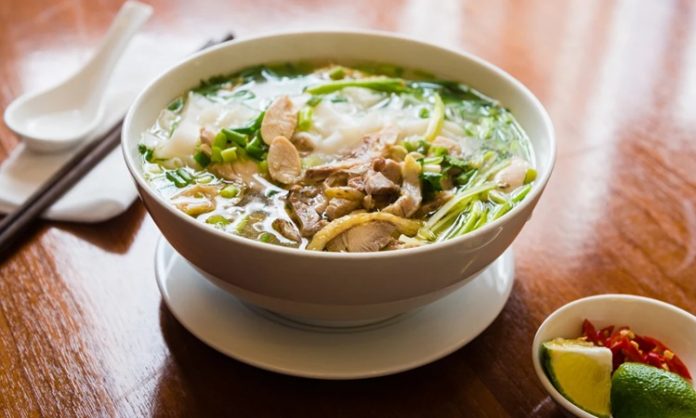Pho Çorbası Ve Vietnam Mutfağının Efsanevi Lezzeti Vietnam mutfağının dünya çapında tanınan ve en çok sevilen yemeklerinden biri olan Pho, hem sokak yemekleri kültürünün hem de gurme restoranların vazgeçilmezlerinden biri hâline gelmiştir. Hafif ama bir o kadar da aromatik yapısıyla öne çıkan bu çorba, özellikle et suyu bazlı tarifleri ve taze baharatlarıyla farklı damak zevklerine hitap eder. Pho, sadece bir çorba değil, aynı zamanda Vietnam’ın tarihini, kültürel dokusunu ve mutfak geleneğini sofralara taşıyan önemli bir gastronomik mirastır. Konulu bir haber görseli.