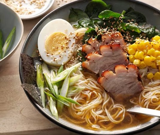 Ramen Çorbası Japon Mutfağının Sıcak ve Lezzetli Fenomeni Global Arenada Japon mutfağının ikonik yemeklerinden biri olan Ramen, son yıllarda dünya genelinde hem restoran menülerinde hem de ev yapımı tariflerde yükselen bir popülerliğe sahip. Özellikle sıcak, besleyici ve aromatik yapısıyla bilinen Ramen Çorbası, farklı malzeme kombinasyonlarıyla her damak zevkine hitap ediyor. Türkiye’de de gastronomi meraklıları arasında ilgi gören bu çorba, hem geleneksel tarifleri hem de modern yorumlarıyla dikkat çekiyor. Japonya’dan çıkan bu lezzet, global mutfaklarda artık sadece bir çorba değil, kültürel bir deneyim olarak değerlendiriliyor. Konulu bir haber görseli.
