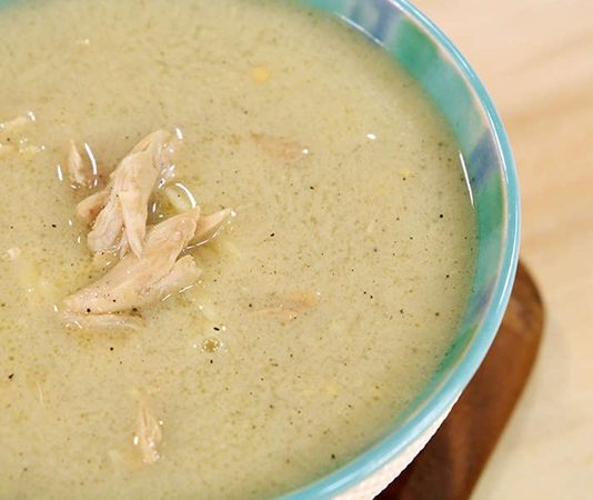 Kış aylarının en sevilen çorbalarından biri olan tavuklu şehriye çorbası, hem hafif hem de doyurucu yapısıyla sofraların baş tacı oluyor. İçerdiği tavuk, ince şehriye ve çeşitli sebzeler sayesinde hem protein hem de vitamin açısından zengin bir öğün sunuyor. Evde kolayca hazırlanabilmesi ve kısa sürede lezzetli bir sonuç vermesi, bu çorbayı özellikle yoğun günlerde tercih edilen bir tarif hâline getiriyor. Konulu bir haber görseli.