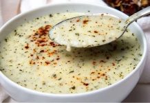 Yayla çorbasının kökeni, Anadolu’daki göçebe kültürlere ve özellikle hayvancılıkla geçinen topluluklara dayanıyor. Yoğurdun ana malzeme olması, çorbanın tarih boyunca kolay ulaşılabilir temel gıdalardan biri olduğunu gösteriyor. Eski Türk topluluklarında süt ürünlerinin yeri çok güçlü olduğu için, bu çorbanın ortaya çıkışı da oldukça doğal bir süreç olarak değerlendiriliyor. Tarihsel kaynaklarda yaylalarda yaşayan toplulukların uzun yolculuklar ve zorlu hava koşulları sırasında hem doyurucu hem de bağışıklık güçlendirici bir çorbaya ihtiyaç duyduğu belirtiliyor. İşte bu ihtiyacın karşılığı olarak Yayla çorbası yüzyıllar boyunca varlığını sürdürmüş durumda. Konulu bir haber görseli.