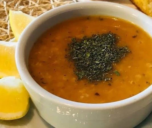 Türkiye mutfağı, farklı yörelerin kendine özgü tatlarıyla öne çıkan yöresel Türk çorbalarıyla adeta bir lezzet hazinesi sunuyor. Özellikle kış aylarında sofraların baş tacı olan bu çorbalar hem besleyici hem de doyurucu özellikleriyle dikkat çekiyor. Geleneksel tarifler, yüzyıllardır kuşaktan kuşağa aktarılırken, modern restoranlarda ve ev mutfaklarında yeniden yorumlanıyor. Yöresel Türk çorbaları, hem sağlık hem de lezzet açısından sofraların vazgeçilmezleri arasında yer alıyor. Konulu bir haber görseli.