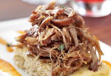 Anadolu’dan Günümüze Uzanan Tandır Kültürü Anadolu’nun binlerce yıllık mutfak mirası içinde önemli bir yere sahip olan Tandır Kültürü, yalnızca bir pişirme yöntemi değil, aynı zamanda güçlü bir toplumsal hafızayı temsil eder. Toprakla, ateşle ve emekle kurulan bu ilişki, yemeğin yalnızca fiziksel bir ihtiyaç olmadığını; paylaşım, sabır ve gelenekle şekillenen bir kültür olduğunu gösterir. Günümüzde modern mutfak teknolojileri yaygınlaşsa da Tandır Kültürü, birçok bölgede hâlâ canlılığını korur. Konulu bir haber görseli.