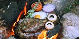 Yemek pişirme teknikleri, insanlık tarihinin en eski kültürel pratiklerinden biri olarak kabul edilir. Bu teknikler arasında yer alan Isıtılmış Taş Üzerinde Pişirme, doğayla doğrudan temas kuran, ilkel ama bir o kadar da etkili bir yöntem olarak öne çıkar. Ateşle ısıtılan taşların üzerinde ya da taşların yardımıyla yapılan bu pişirme biçimi, hem tarihsel hem de kültürel açıdan güçlü anlamlar taşır. Günümüzde gastronomi dünyasında yeniden ilgi gören bu yöntem, geçmişle bugünü aynı sofrada buluşturur. Konulu bir haber görseli.