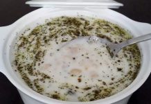 Ayran Aşı Yaz Sofralarının Ferahlatıcı Lezzeti Ayran aşı, geleneksel Türk mutfağının en sevilen ve serinleten tariflerinden biri olarak öne çıkıyor. Özellikle yaz aylarında sofraları süsleyen bu yoğurt bazlı çorba, hem hafif hem besleyici bir seçenek olarak dikkat çekiyor. Ayran aşı, ferahlatıcı özelliği sayesinde sıcak havalarda hem öğle yemeklerinde hem de akşam sofralarında tercih ediliyor. Taze yeşillikler ve baharatlarla hazırlanan bu tarif, hem sağlıklı hem de doyurucu bir lezzet sunuyor. Konulu bir haber görseli.