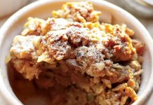 Son yıllarda ev mutfağından kafe menülerine kadar geniş bir alanda kendine yer bulan ayvalı crumble, klasik tatlı anlayışını modern dokunuşlarla birleştiren özel tarifler arasında gösteriliyor. Ayvanın kendine özgü aroması ile crumble hamurunun gevrek yapısı bir araya geldiğinde ortaya hem dengeli hem de karakterli bir tatlı çıkıyor. Özellikle sonbahar ve kış aylarında tercih edilen bu tatlı, mevsimsel lezzet arayanların dikkatini çekiyor. Konulu bir haber görseli.