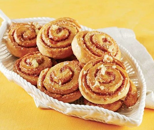 Ballı Çörek Geleneksel Tatlıya Olan İlgi Yeniden Yükselişte Türkiye’nin pek çok bölgesinde uzun yıllardır hazırlanan Ballı Çörek, son dönemlerde hem ev yapımı tariflerin popülerleşmesi hem de doğal tatlı arayışının artmasıyla yeniden gündeme geldi. Özellikle balın doğal içeriği ve çöreğin yumuşak dokusuyla birleşmesi, bu tatlıyı hem sağlıklı seçenekler arasında gösteriyor hem de geleneksel tatlara duyulan özlemi canlandırıyor. Farklı yaş gruplarından geniş bir kesimin ilgi göstermesi, Ballı Çörek’in yeniden yükselişe geçmesine katkı sağlıyor. Konulu bir haber görseli.