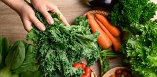 Blue Zone beslenmesi, dünyada insanların ortalamanın çok üzerinde yaşadığı bölgelerde gözlemlenen uzun yaşam alışkanlıklarından ilham alan bir beslenme yaklaşımı olarak öne çıkmaktadır. “Mavi Bölgeler” olarak adlandırılan bu coğrafyalarda yaşayan toplulukların beslenme düzenleri incelendiğinde, yalnızca ne yedikleri değil, yeme biçimleri ve yaşam tarzları da dikkat çekmektedir. Blue Zone beslenmesi, modern diyet anlayışından farklı olarak katı kurallardan ziyade sürdürülebilir alışkanlıklar üzerine kuruludur. Konulu bir haber görseli.