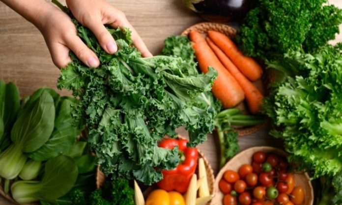 Blue Zone beslenmesi, dünyada insanların ortalamanın çok üzerinde yaşadığı bölgelerde gözlemlenen uzun yaşam alışkanlıklarından ilham alan bir beslenme yaklaşımı olarak öne çıkmaktadır. “Mavi Bölgeler” olarak adlandırılan bu coğrafyalarda yaşayan toplulukların beslenme düzenleri incelendiğinde, yalnızca ne yedikleri değil, yeme biçimleri ve yaşam tarzları da dikkat çekmektedir. Blue Zone beslenmesi, modern diyet anlayışından farklı olarak katı kurallardan ziyade sürdürülebilir alışkanlıklar üzerine kuruludur. Konulu bir haber görseli.