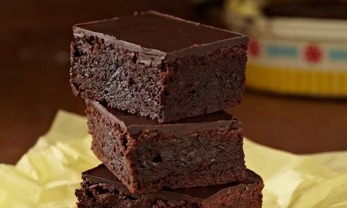 Brownie Lezzetinin Zamansız Serüveni ve Tatlı Dünyasındaki Yeri Brownie, yıllardır tatlı dünyasında popülerliğini koruyan, çikolatanın en yoğun halini sunan klasik bir hamur işi olarak biliniyor. Amerika’da doğan bu tatlı, bugün Türkiye’de de kahve menülerinin vazgeçilmezlerinden biri haline geldi. Hem evlerde hem kafelerde sıkça tercih edilen bu tatlının hikâyesi, aslında çikolatanın büyüleyici dünyasına olan ilginin bir yansıması. Son zamanlarda özellikle sosyal medya tariflerinin de yaygınlaşmasıyla birlikte, brownie yapımı ev mutfaklarında daha da popüler hale gelmiş durumda. Konulu bir haber görseli.
