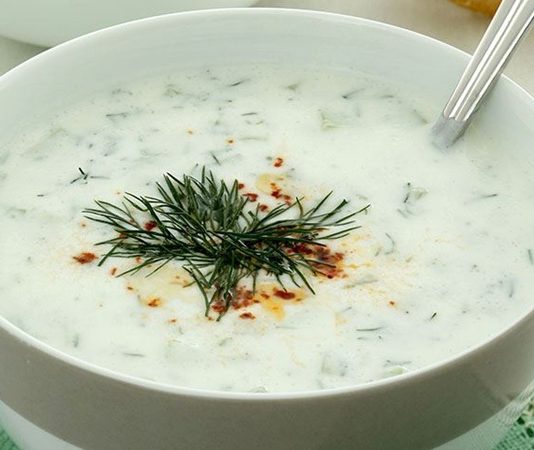 Cacık Yaz Sofralarının Serinleten Lezzeti Cacık, Türk mutfağının en sevilen ve ferahlatıcı tariflerinden biri olarak öne çıkıyor. Özellikle yaz aylarında sofraları süsleyen bu yoğurt bazlı karışım, hem hafif hem de besleyici bir seçenek olarak dikkat çekiyor. Cacık hem öğle yemeklerinin yanında hem de akşam yemeklerinde meze olarak sunulabiliyor. Taze nane, salatalık ve sarımsak gibi malzemelerle hazırlanan cacık, sağlıklı ve lezzetli oluşuyla mutfakların vazgeçilmezi haline geliyor. Konulu bir haber görseli.
