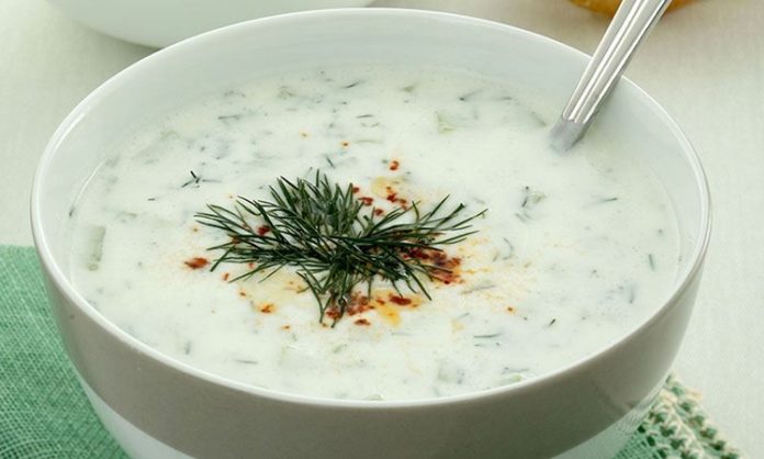 Cacık Yaz Sofralarının Serinleten Lezzeti Cacık, Türk mutfağının en sevilen ve ferahlatıcı tariflerinden biri olarak öne çıkıyor. Özellikle yaz aylarında sofraları süsleyen bu yoğurt bazlı karışım, hem hafif hem de besleyici bir seçenek olarak dikkat çekiyor. Cacık hem öğle yemeklerinin yanında hem de akşam yemeklerinde meze olarak sunulabiliyor. Taze nane, salatalık ve sarımsak gibi malzemelerle hazırlanan cacık, sağlıklı ve lezzetli oluşuyla mutfakların vazgeçilmezi haline geliyor. Konulu bir haber görseli.