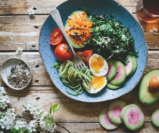 Candida Diyeti Sağlıklı Beslenme Arayışında Yeni Bir Yaklaşım Olarak Öne Çıkıyor Candida Diyeti, son yıllarda sindirim sağlığı ve bağışıklık sistemiyle ilgilenen kişiler arasında giderek daha fazla konuşulan bir beslenme yaklaşımı haline gelmiştir. Özellikle modern yaşamda artan hazır gıda tüketimi, stres ve düzensiz beslenme alışkanlıkları, bu diyet modeline olan ilgiyi artırmaktadır. Candida Diyeti, vücutta doğal olarak bulunan Candida mayasının kontrol altına alınmasını hedefleyen bir beslenme anlayışı olarak tanımlanır. Konulu bir haber görseli.