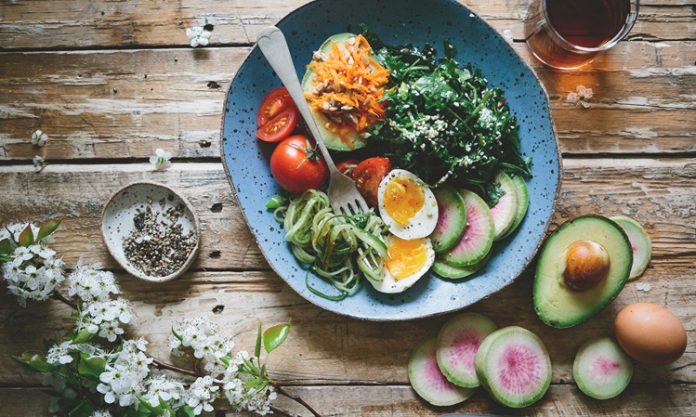 Candida Diyeti Sağlıklı Beslenme Arayışında Yeni Bir Yaklaşım Olarak Öne Çıkıyor Candida Diyeti, son yıllarda sindirim sağlığı ve bağışıklık sistemiyle ilgilenen kişiler arasında giderek daha fazla konuşulan bir beslenme yaklaşımı haline gelmiştir. Özellikle modern yaşamda artan hazır gıda tüketimi, stres ve düzensiz beslenme alışkanlıkları, bu diyet modeline olan ilgiyi artırmaktadır. Candida Diyeti, vücutta doğal olarak bulunan Candida mayasının kontrol altına alınmasını hedefleyen bir beslenme anlayışı olarak tanımlanır. Konulu bir haber görseli.