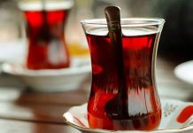 Çay, yüzyıllardır hem yemek kültürü hem de sosyal yaşamın önemli bir parçası olmuştur. İlk olarak Çin’de keşfedilen çay, zamanla Osmanlı topraklarından Avrupa’ya ve tüm dünyaya yayılmıştır. Çay, sadece bir içecek olarak değil, aynı zamanda kültürel bir ritüel ve toplumsal bir gelenek olarak da değer kazanmıştır. Çay kültürü, sohbetlerin, misafir ağırlamanın ve sosyal etkileşimlerin merkezinde yer almıştır. Konulu bir haber görseli.
